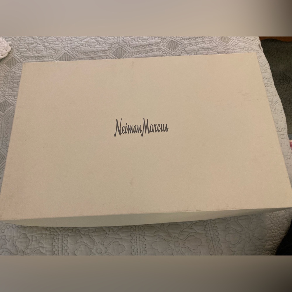 VINTAGE NEIMAN MARCUS GIFT BOX Top & Bottom Cream Color